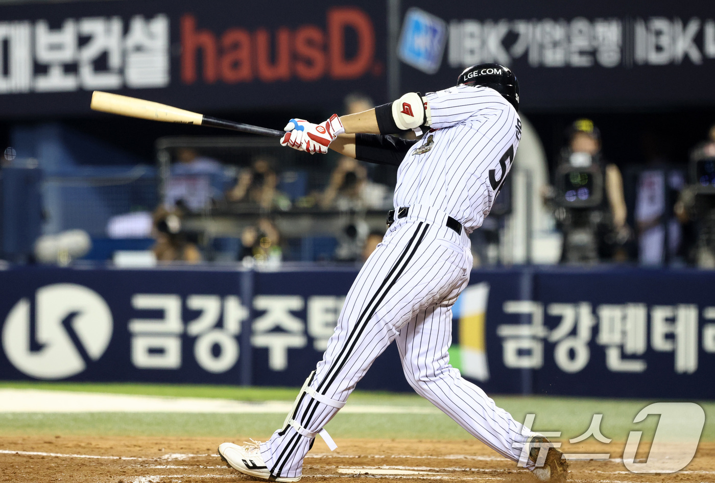 (서울=뉴스1) 최지환 기자 = 28일 오후 서울 송파구 잠실야구장에서 열린 프로야구 '2026 신한은행 SOL KBO리그' 키움 히어로즈와 LG 트윈스의 경기, 5회말 2사 주자 …