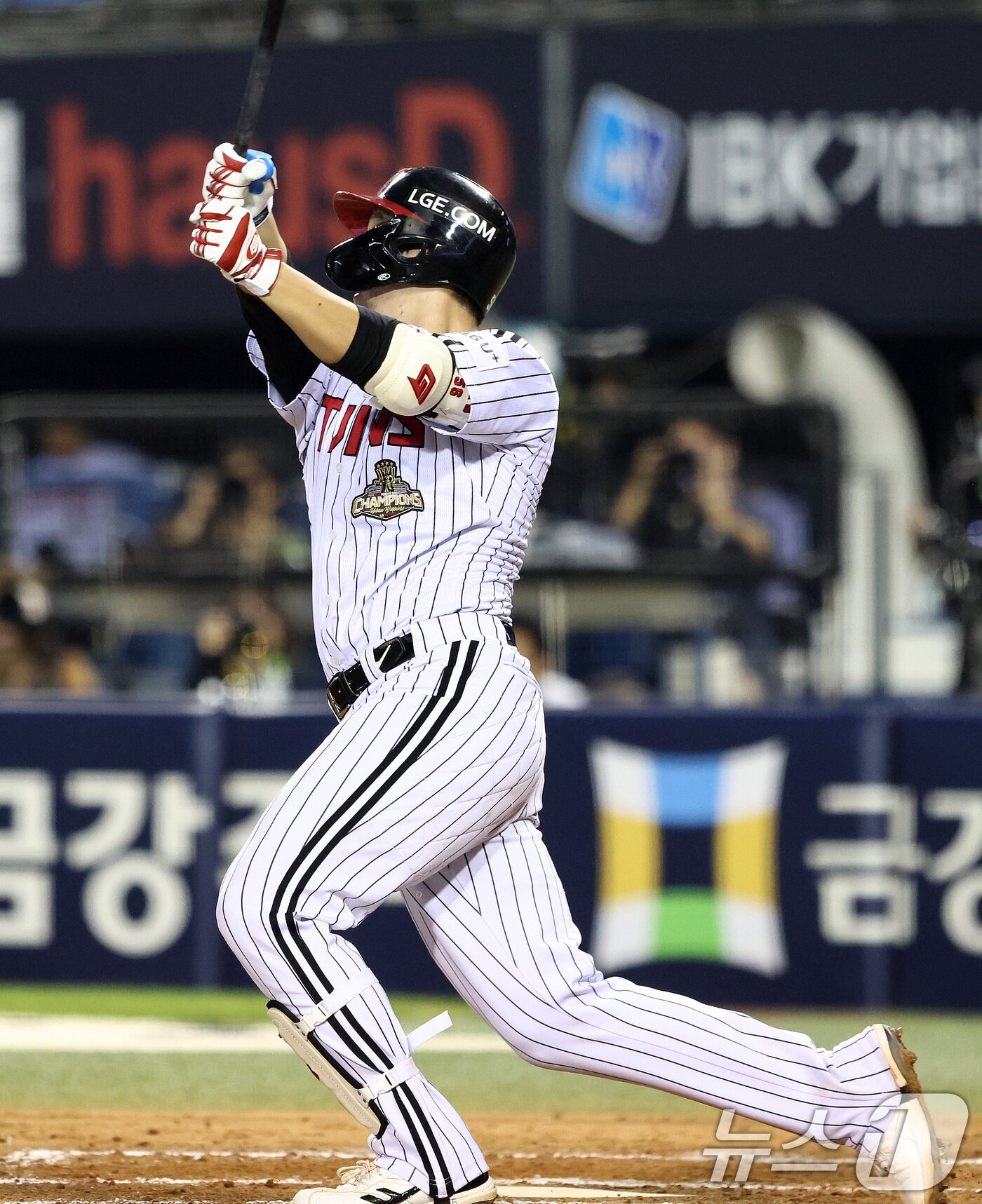 본문 이미지 - 28일 오후 서울 송파구 잠실야구장에서 열린 프로야구 '2026 신한은행 SOL KBO리그' 키움 히어로즈와 LG 트윈스의 경기, 5회말 2사 주자없는 상황 LG 문정빈이 솔로홈런을 치고 있다. 2026.7.28 ⓒ 뉴스1 최지환 기자