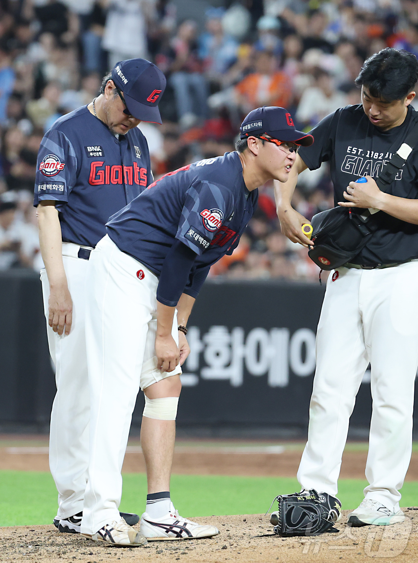 (대전=뉴스1) 김기남 기자 = 28일 대전 한화생명볼파크에서 열린 2026 신한 SOL KBO리그 롯데 자이언츠와 한화 이글스의 경기에서 3회말 롯데 박세웅이 한화 문현빈의 타구 …