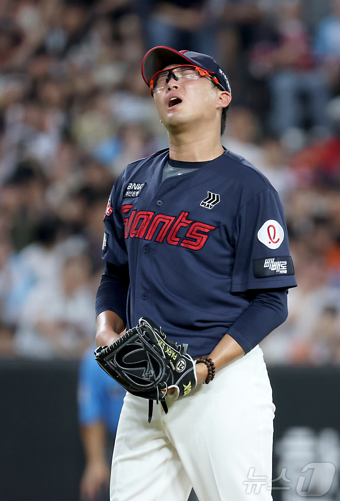 (대전=뉴스1) 김기남 기자 = 28일 대전 한화생명볼파크에서 열린 2026 신한 SOL KBO리그 롯데 자이언츠와 한화 이글스의 경기에서 3회말 롯데 박세웅이 한화 문현빈의 타구 …
