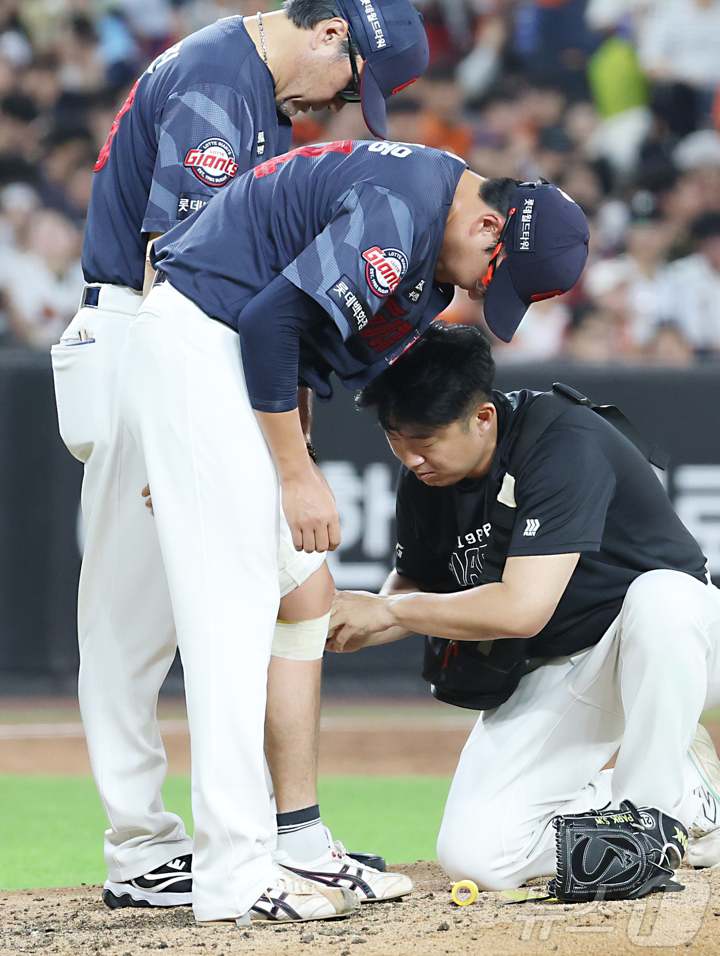 (대전=뉴스1) 김기남 기자 = 28일 대전 한화생명볼파크에서 열린 2026 신한 SOL KBO리그 롯데 자이언츠와 한화 이글스의 경기에서 3회말 롯데 박세웅이 한화 문현빈의 타구 …