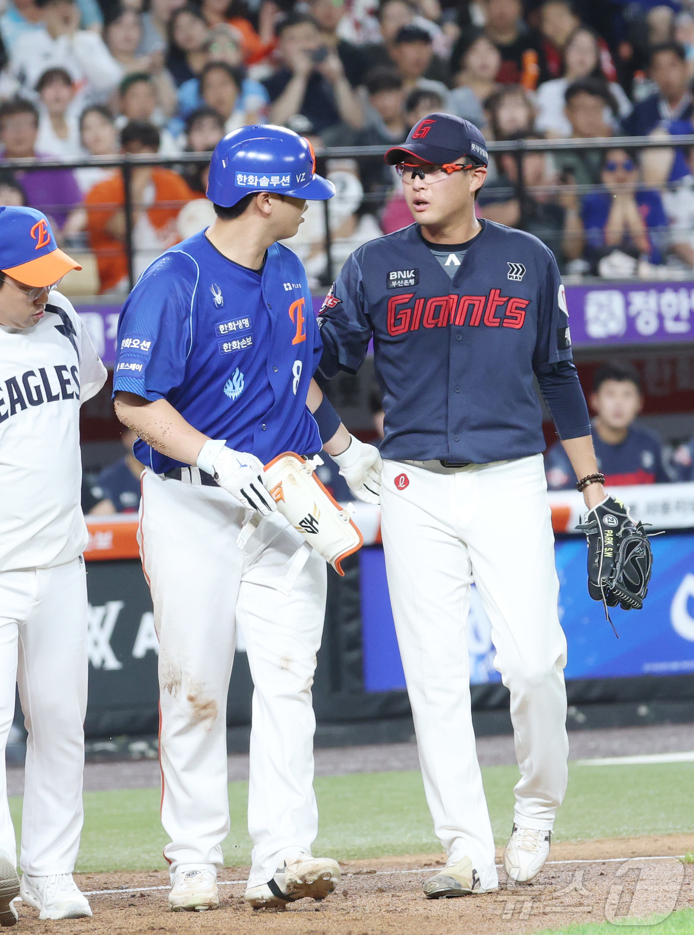 (대전=뉴스1) 김기남 기자 = 28일 대전 한화생명볼파크에서 열린 2026 신한 SOL KBO리그 롯데 자이언츠와 한화 이글스의 경기에서 3회말  롯데 박세웅이 한화 노시환에게 …