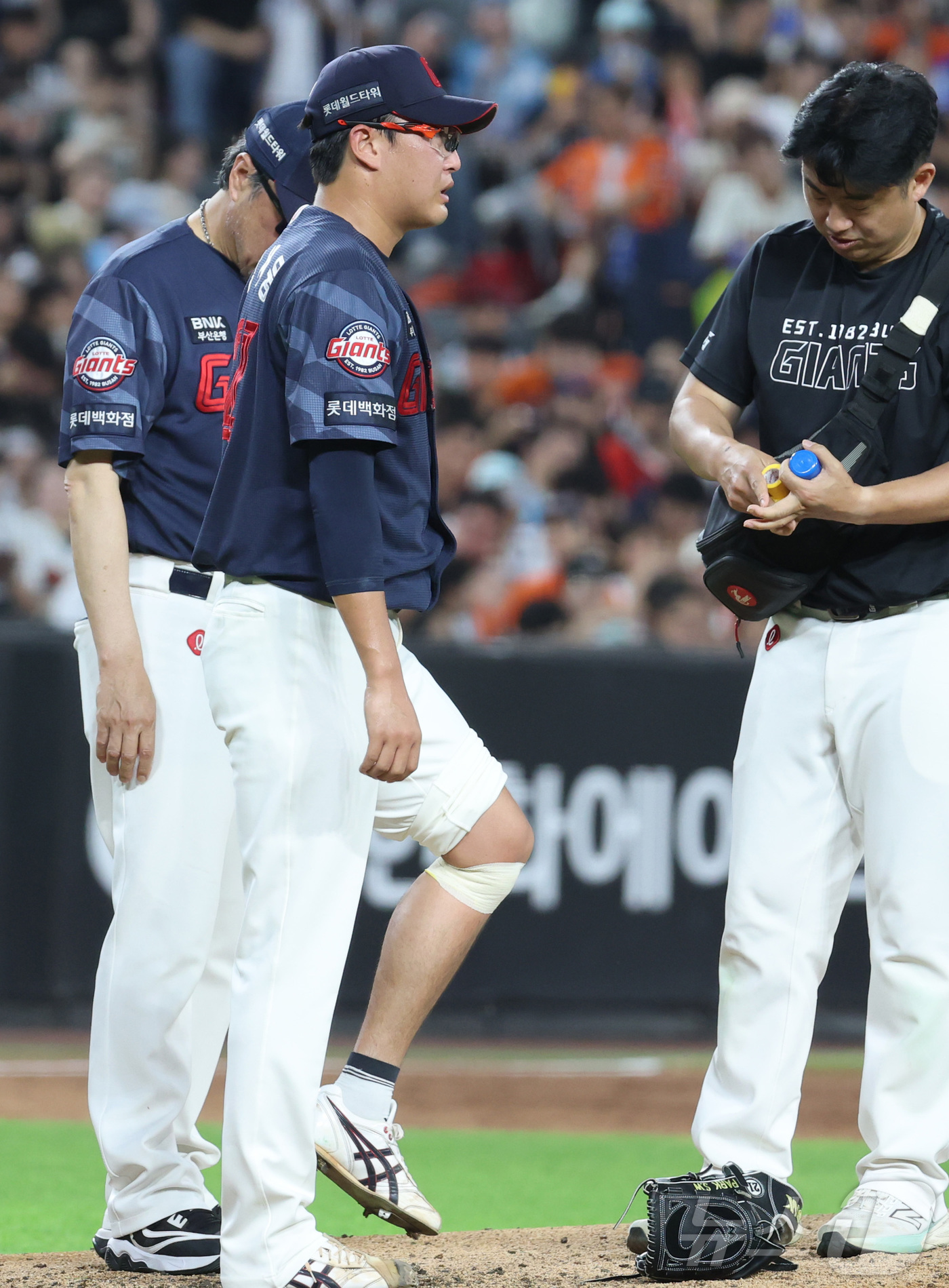 (대전=뉴스1) 김기남 기자 = 28일 대전 한화생명볼파크에서 열린 2026 신한 SOL KBO리그 롯데 자이언츠와 한화 이글스의 경기에서 3회말 롯데 박세웅이 한화 문현빈의 타구 …