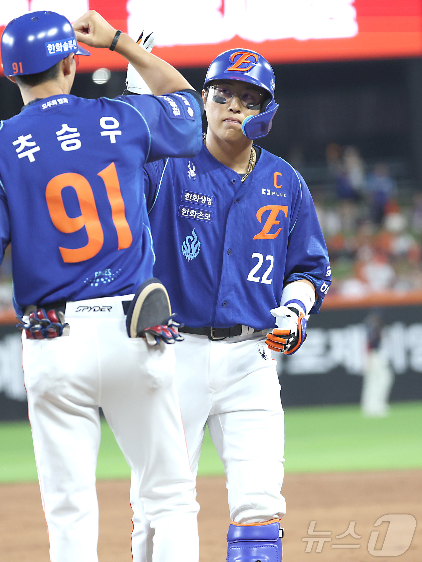 (대전=뉴스1) 김기남 기자 = 28일 대전 한화생명볼파크에서 열린 2026 신한 SOL KBO리그 롯데 자이언츠와 한화 이글스의 경기에서 3회말 2사 만루에서 한화 채은성이 복귀 …