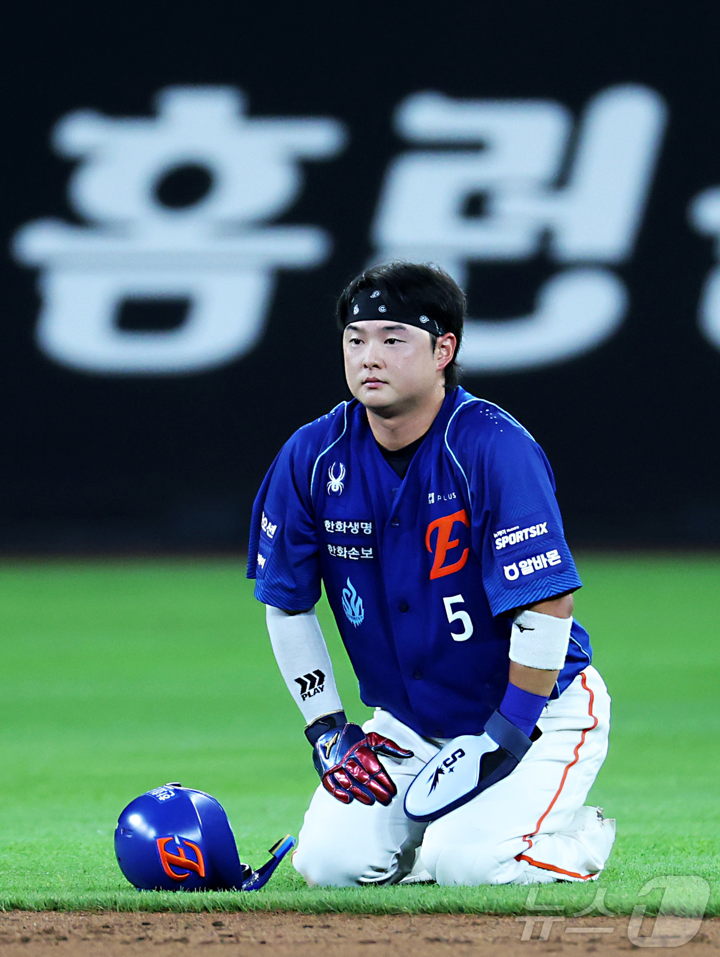 (대전=뉴스1) 김기남 기자 = 28일 대전 한화생명볼파크에서 열린 2026 신한 SOL KBO리그 롯데 자이언츠와 한화 이글스의 경기에서 4회말 한화 이도윤이 2루에서 투수 교체 …