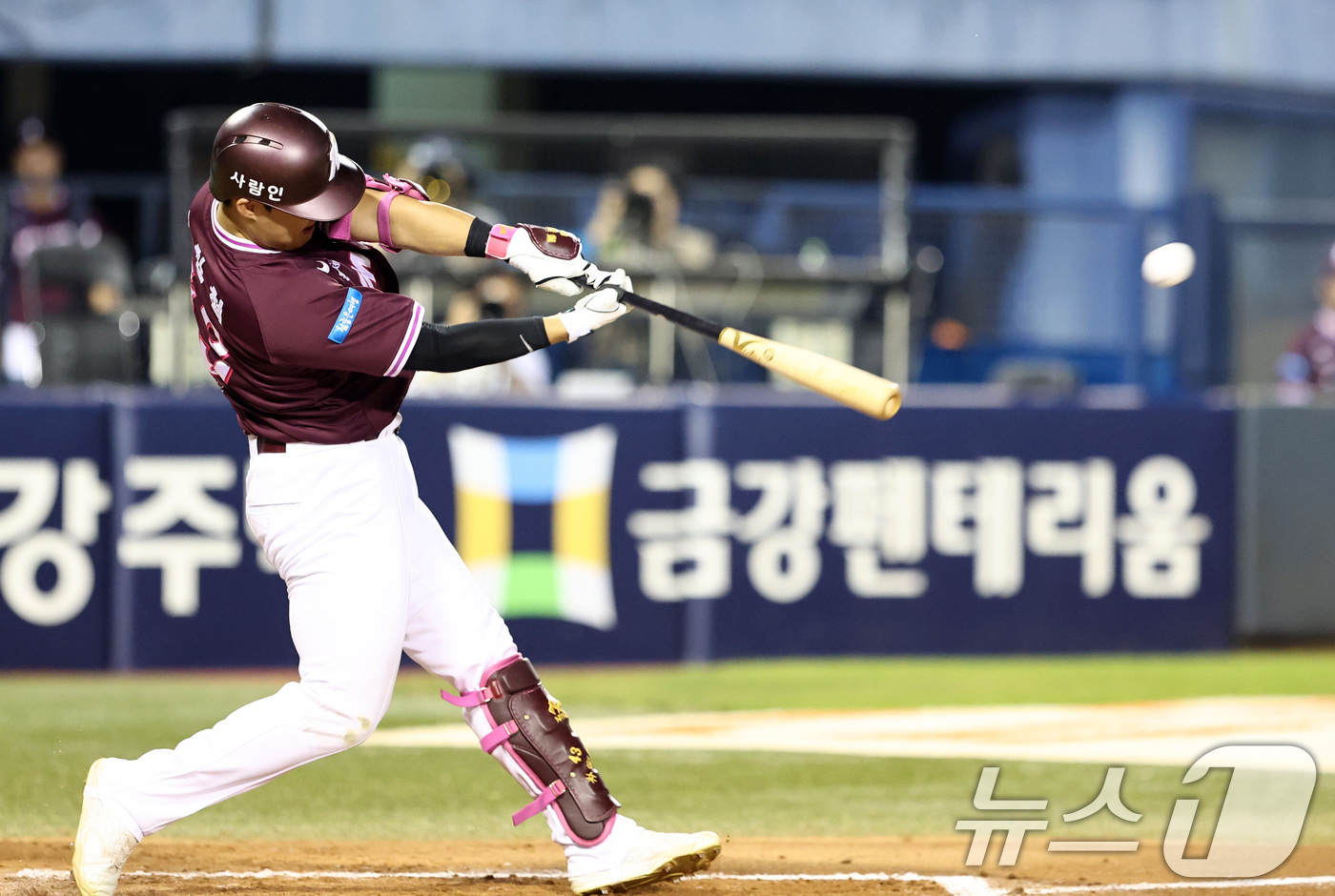 (서울=뉴스1) 최지환 기자 = 28일 오후 서울 송파구 잠실야구장에서 열린 프로야구 '2026 신한은행 SOL KBO리그' 키움 히어로즈와 LG 트윈스의 경기, 7회초 1사 1루 …