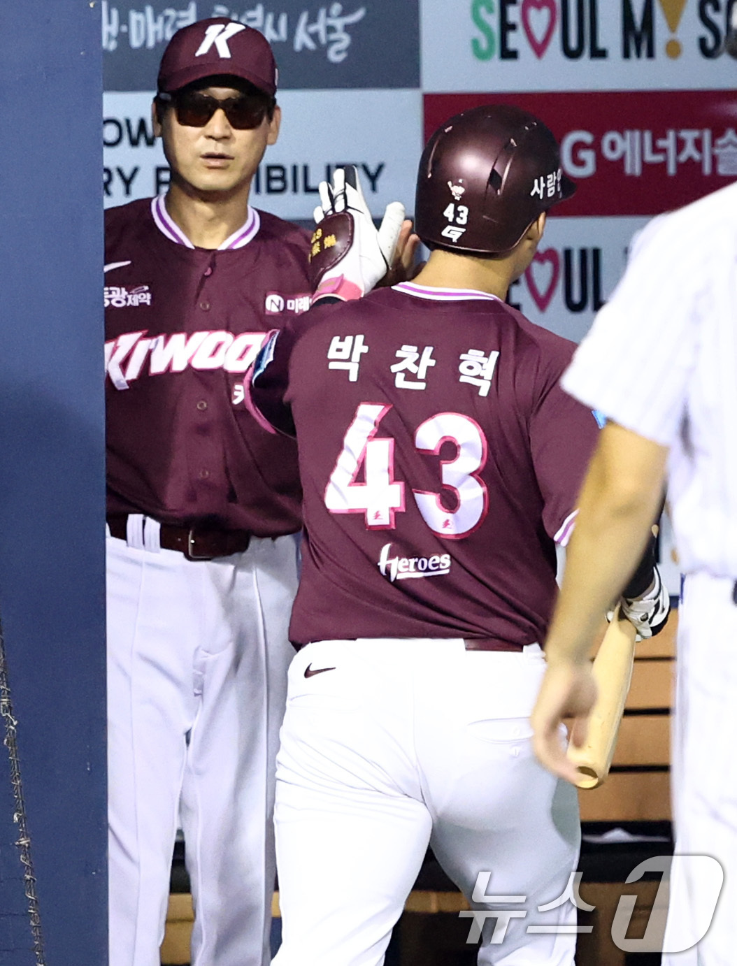 (서울=뉴스1) 최지환 기자 = 28일 오후 서울 송파구 잠실야구장에서 열린 프로야구 '2026 신한은행 SOL KBO리그' 키움 히어로즈와 LG 트윈스의 경기, 7회초 1사 1루 …