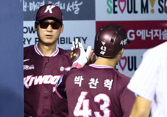 동점 투런포 박찬혁 맞이하는 설종진 감독