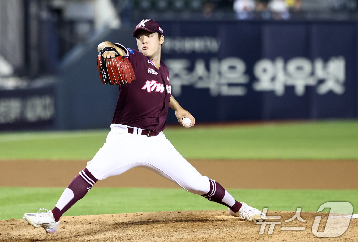 (서울=뉴스1) 최지환 기자 = 28일 오후 서울 송파구 잠실야구장에서 열린 프로야구 '2026 신한은행 SOL KBO리그' 키움 히어로즈와 LG 트윈스의 경기, 6회말 등판한 키 …