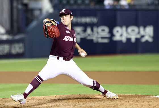 힘차게 공 뿌리는 정현우