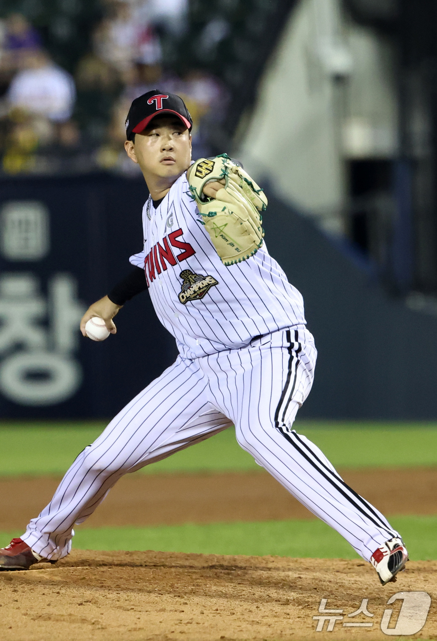 (서울=뉴스1) 최지환 기자 = 28일 오후 서울 송파구 잠실야구장에서 열린 프로야구 '2026 신한은행 SOL KBO리그' 키움 히어로즈와 LG 트윈스의 경기, 8회초 등판한 L …