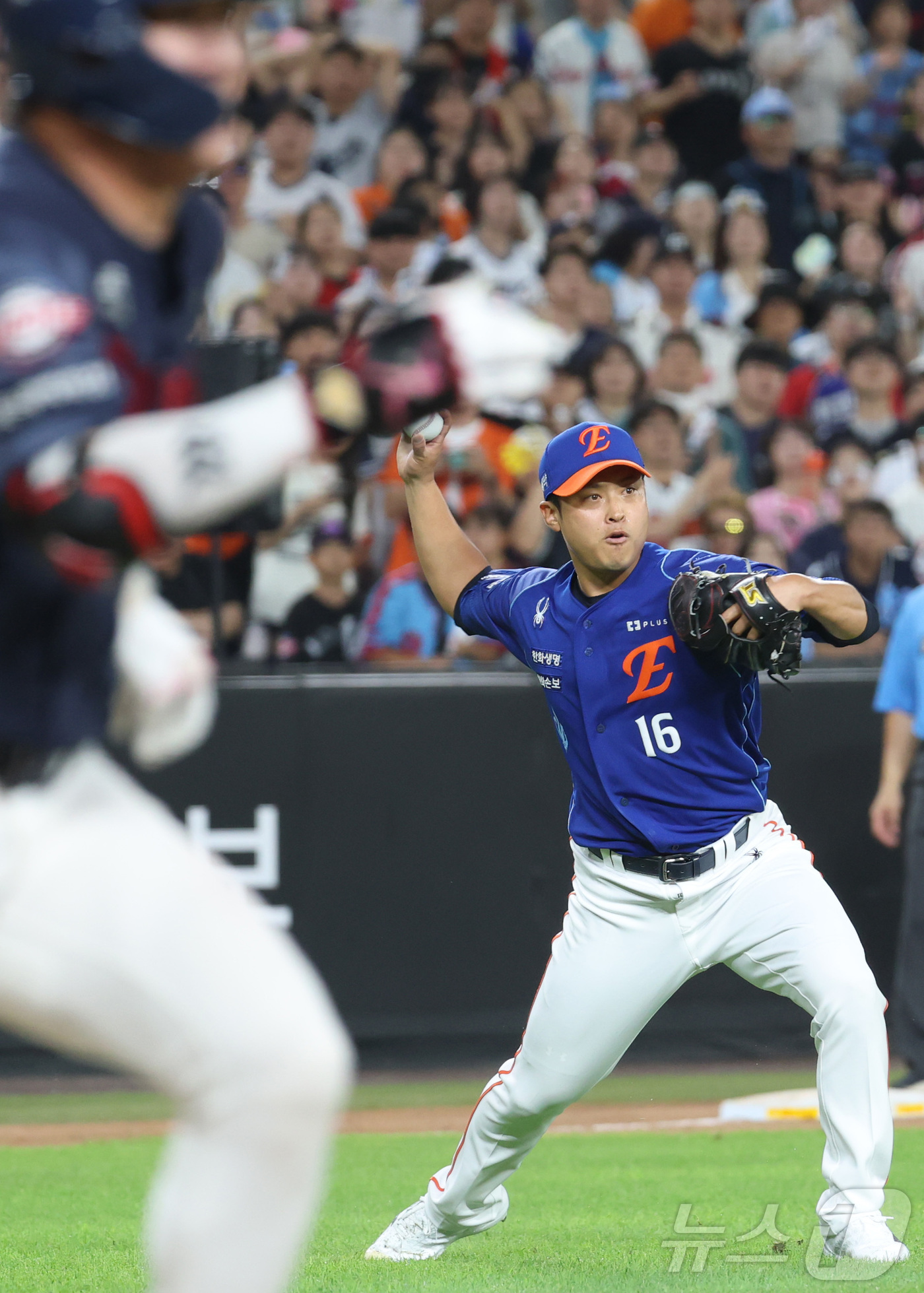 (대전=뉴스1) 김기남 기자 = 28일 대전 한화생명볼파크에서 열린 2026 신한 SOL KBO리그 롯데 자이언츠와 한화 이글스의 경기에서 한화 이형범이 롯데 나승엽의 타구를 수비 …