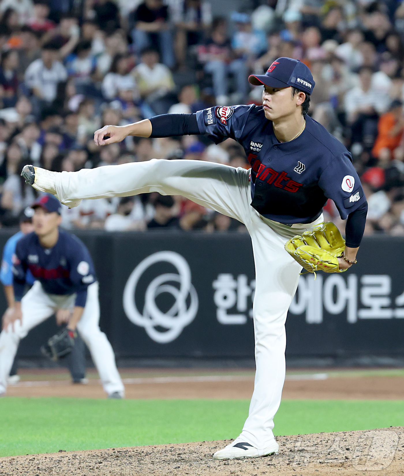 (대전=뉴스1) 김기남 기자 = 28일 대전 한화생명볼파크에서 열린 2026 신한 SOL KBO리그 롯데 자이언츠와 한화 이글스의 경기에서 롯데 현도훈이 투구하고 있다. 2026. …