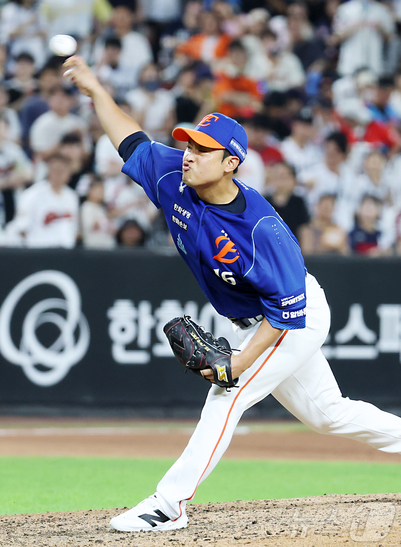 (대전=뉴스1) 김기남 기자 = 28일 대전 한화생명볼파크에서 열린 2026 신한 SOL KBO리그 롯데 자이언츠와 한화 이글스의 경기에서 한화 이형범이 투구하고 있다. 2026. …