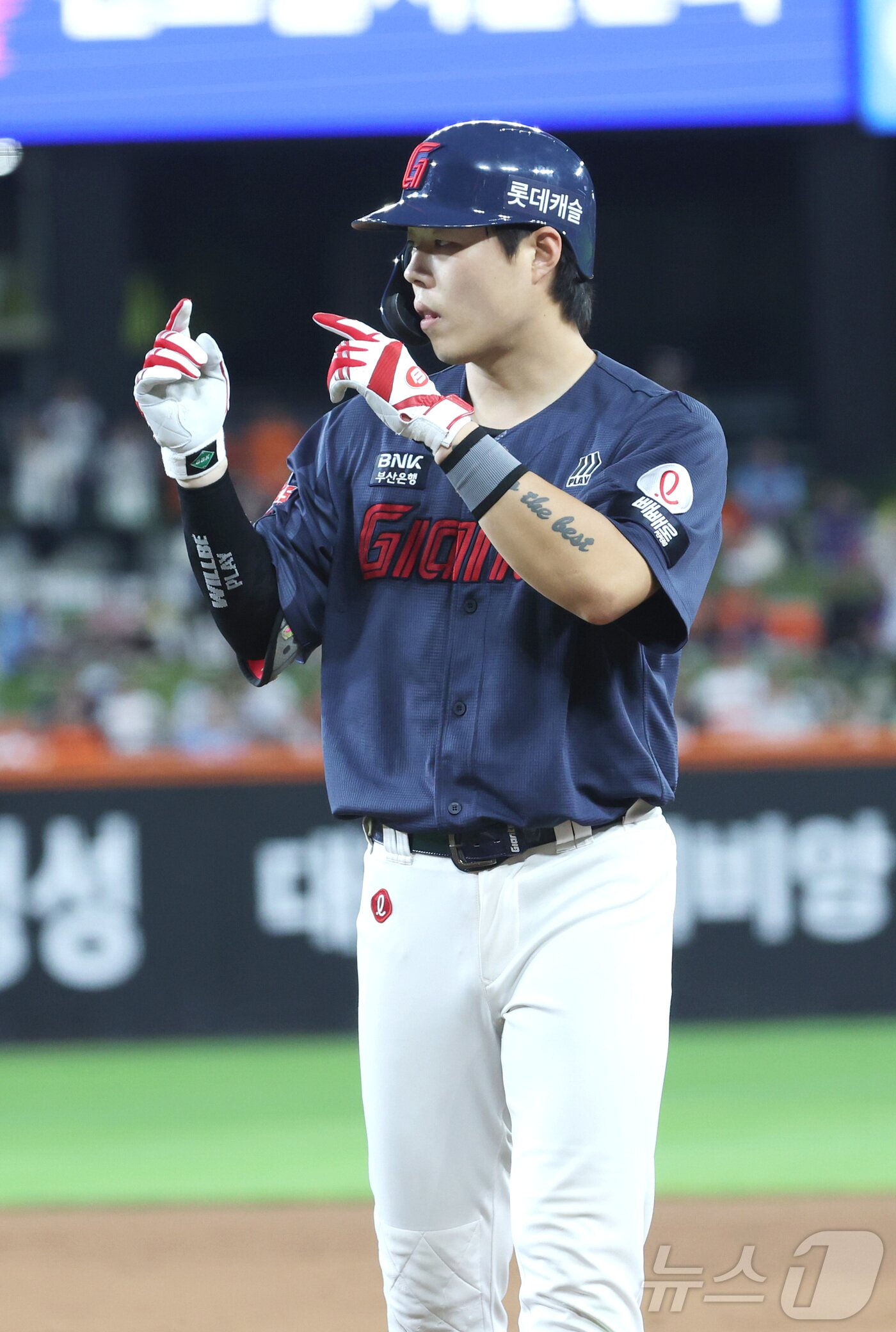 본문 이미지 - 28일 대전 한화생명볼파크에서 열린 2026 신한 SOL KBO리그 롯데 자이언츠와 한화 이글스의 경기에서 7회초 롯데 고승민이 2사 만루에서 2타점 안타를 치고 있다. 2026.7.28 ⓒ 뉴스1 김기남 기자