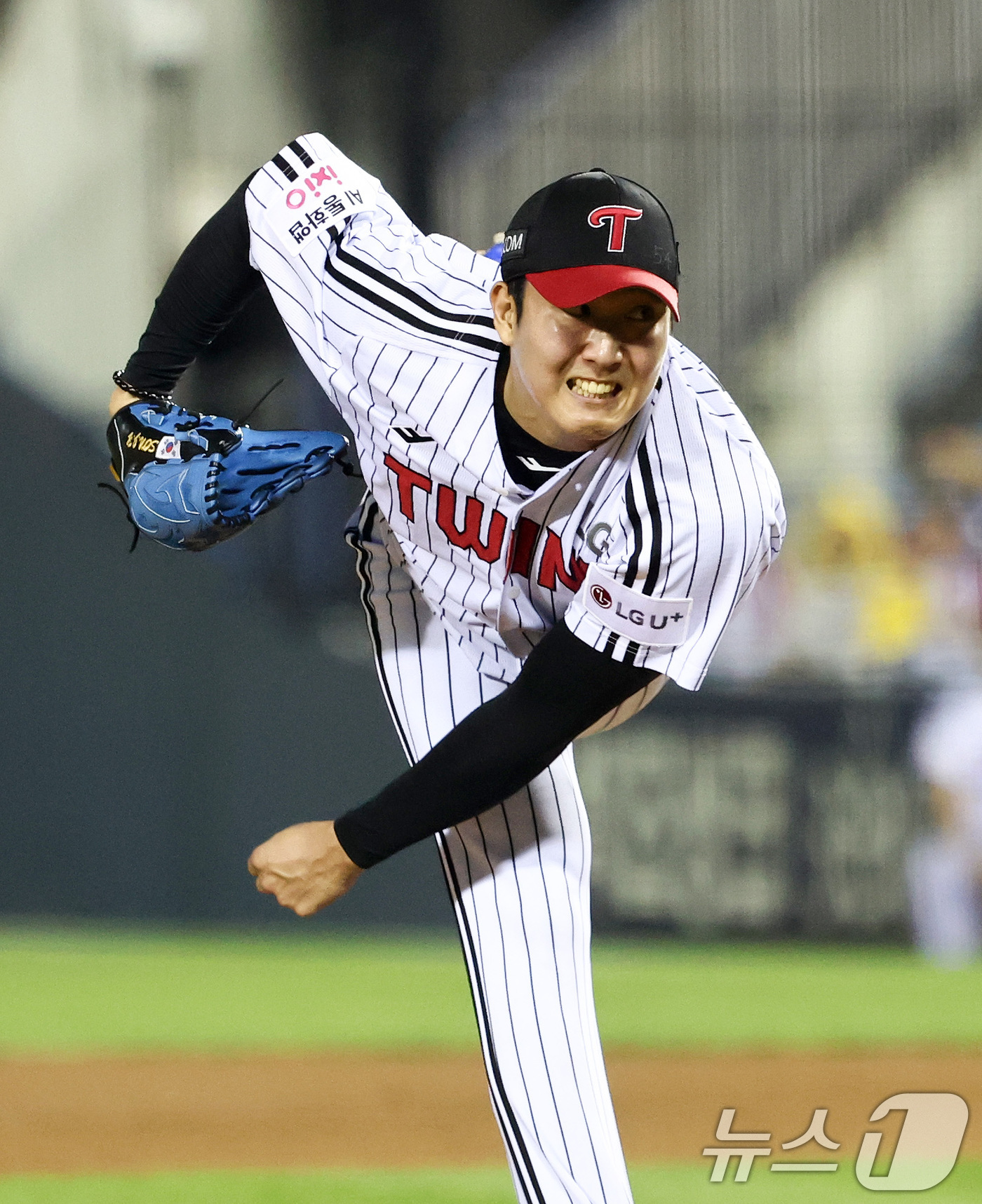 (서울=뉴스1) 최지환 기자 = 28일 오후 서울 송파구 잠실야구장에서 열린 프로야구 '2026 신한은행 SOL KBO리그' 키움 히어로즈와 LG 트윈스의 경기, 9회초 등판한 손 …