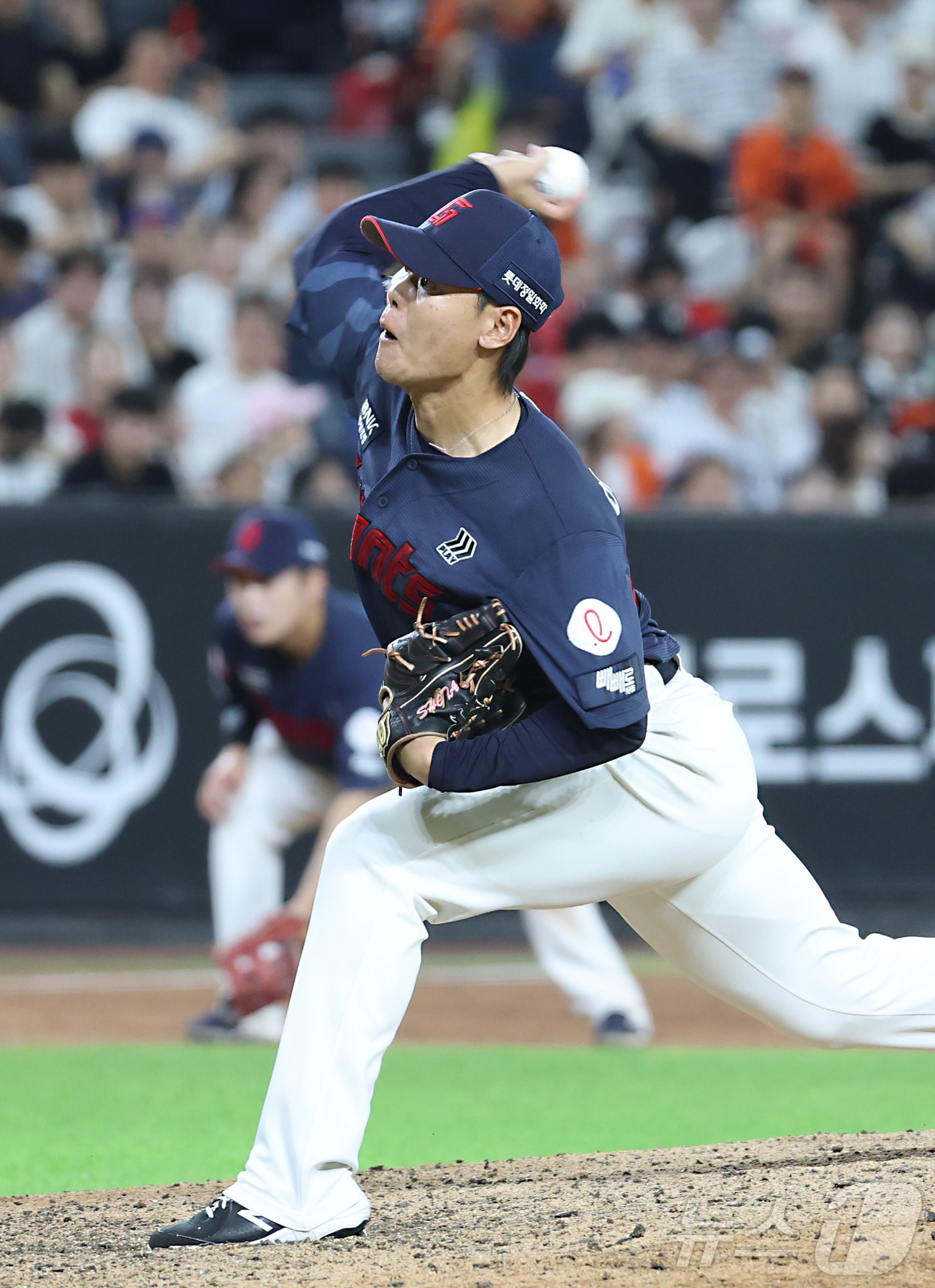 (대전=뉴스1) 김기남 기자 = 28일 대전 한화생명볼파크에서 열린 2026 신한 SOL KBO리그 롯데 자이언츠와 한화 이글스의 경기에서 7회말 롯데 이이무라가 투구하고 있다. …