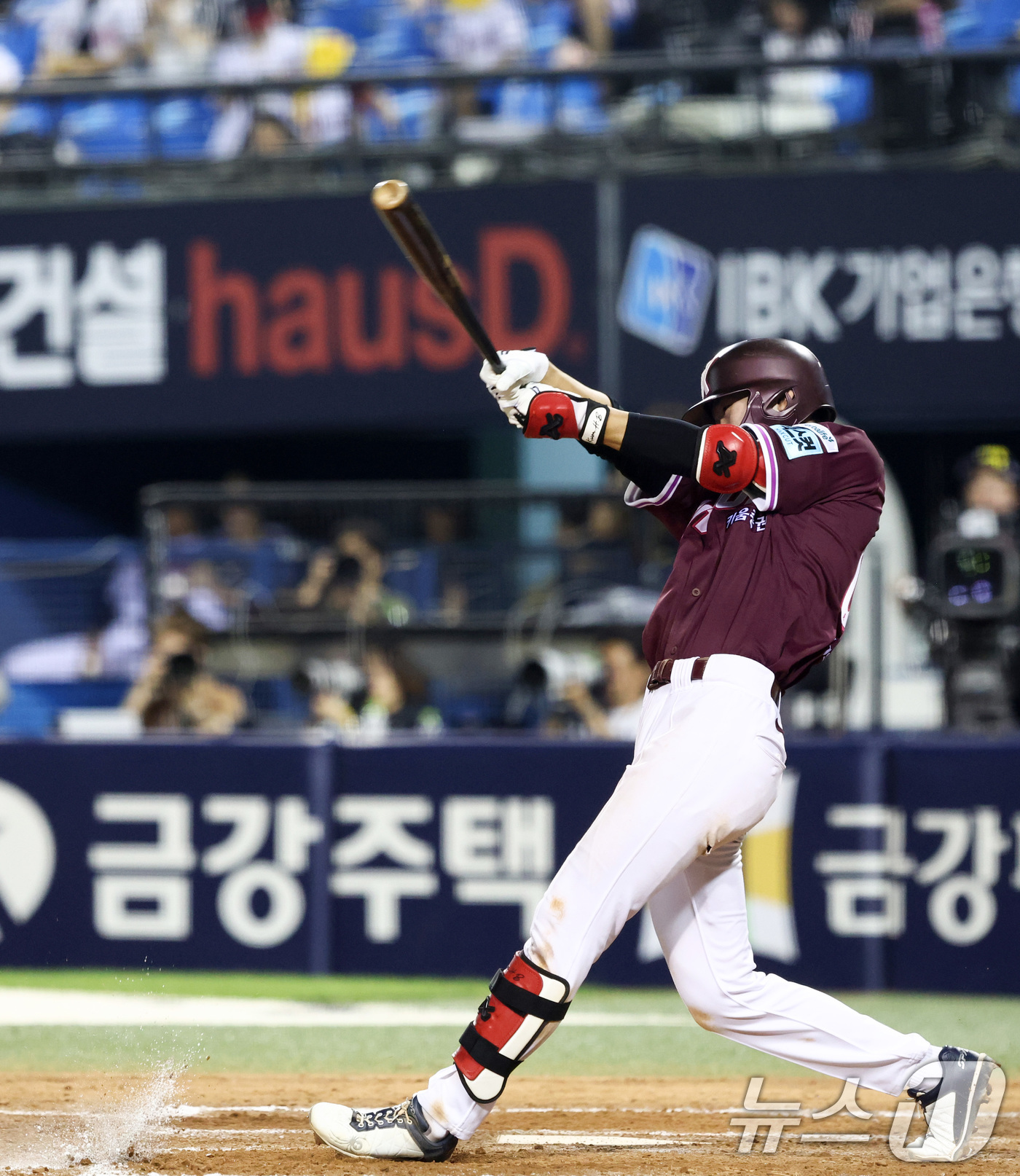 (서울=뉴스1) 최지환 기자 = 28일 오후 서울 송파구 잠실야구장에서 열린 프로야구 '2026 신한은행 SOL KBO리그' 키움 히어로즈와 LG 트윈스의 경기, 9회초 2사 1루 …
