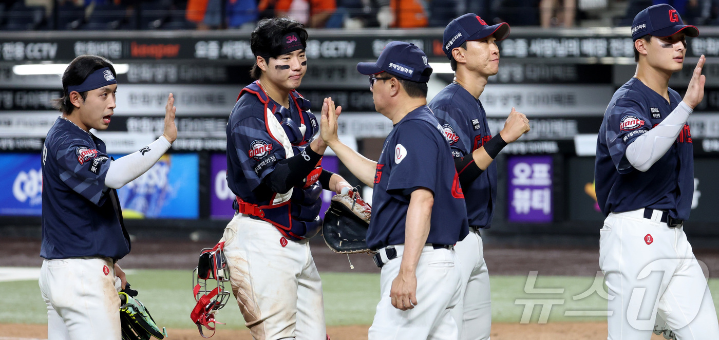 (대전=뉴스1) 김기남 기자 = 28일 대전 한화생명볼파크에서 열린 2026 신한 SOL KBO리그 롯데 자이언츠와 한화 이글스의 경기에서 롯데가 9대 3으로 승리하며 김태형 감독 …