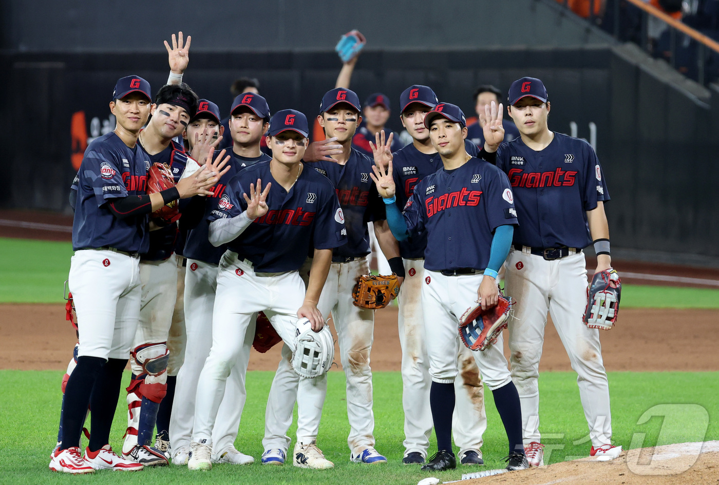 (대전=뉴스1) 김기남 기자 = 28일 대전 한화생명볼파크에서 열린 2026 신한 SOL KBO리그 롯데 자이언츠와 한화 이글스의 경기에서 롯데가 9대 3으로 승리하며 선수들이 자 …
