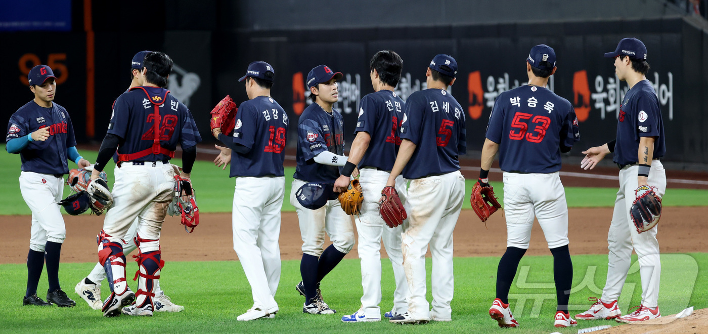 (대전=뉴스1) 김기남 기자 = 28일 대전 한화생명볼파크에서 열린 2026 신한 SOL KBO리그 롯데 자이언츠와 한화 이글스의 경기에서 롯데가 9대 3으로 승리하며 선수들이 하 …