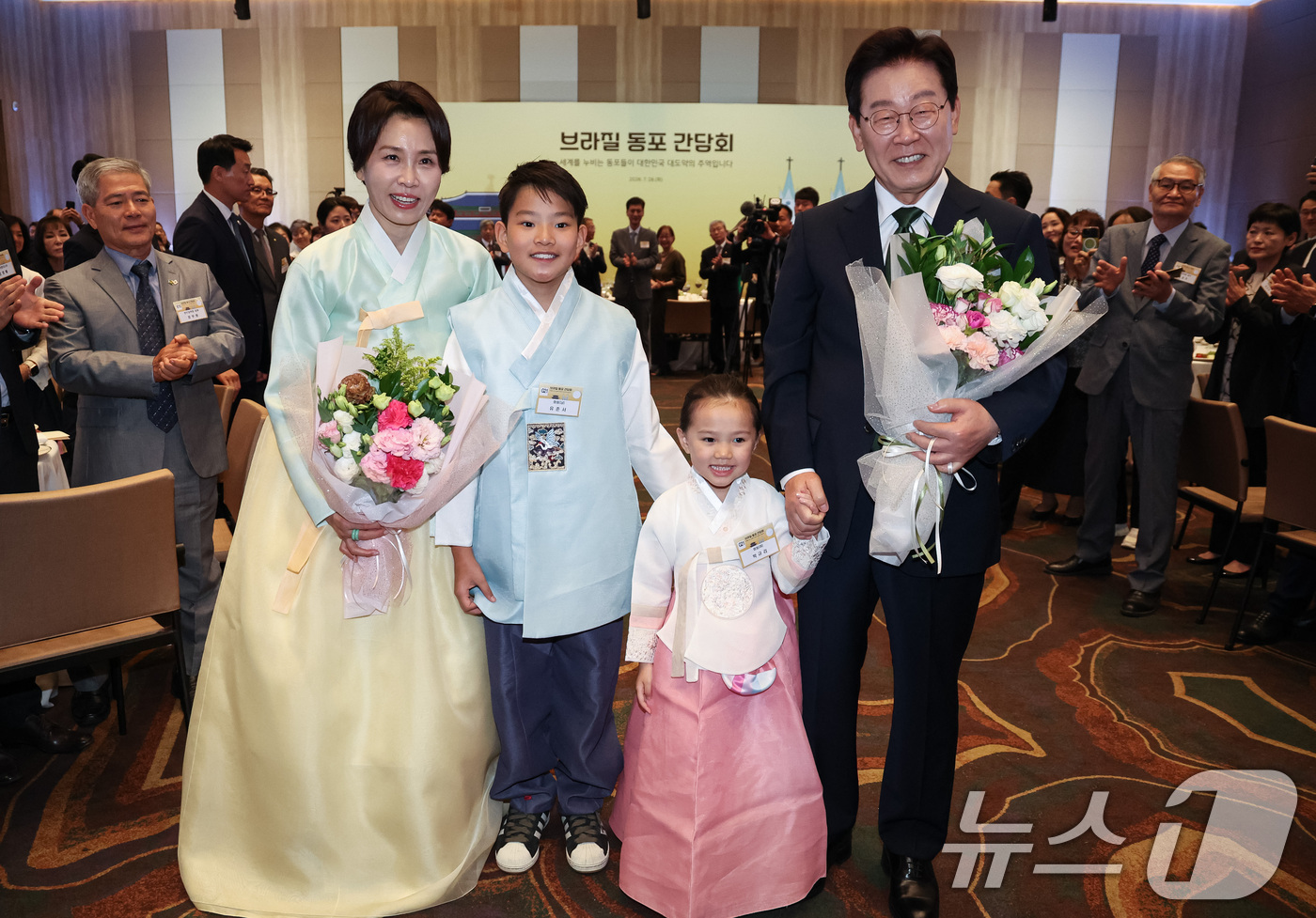 (상파울루(브라질)=뉴스1) 허경 기자 = 이재명 대통령과 김혜경 여사가 28일(현지시간) 브라질 상파울루 한 호텔에서 열린 동포 오찬간담회에서 화동들과 기념촬영을 하고 있다. 2 …
