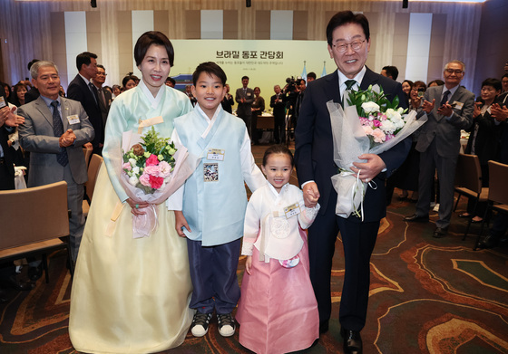 화동들과 기념촬영 하는 이재명 대통령·김혜경 여사