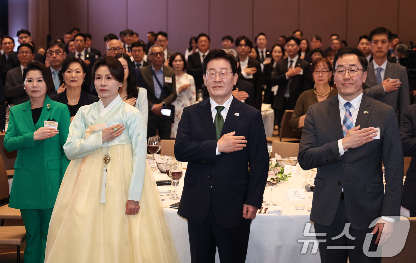 (상파울루(브라질)=뉴스1) 허경 기자 = 이재명 대통령과 김혜경 여사가 28일(현지시간) 브라질 상파울루 한 호텔에서 열린 동포 오찬간담회에서 국민의례를 하고 있다. 2026.7 …