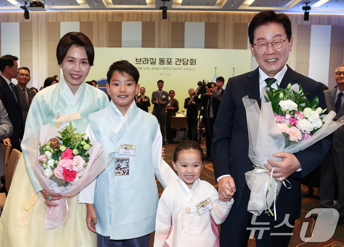 (상파울루(브라질)=뉴스1) 허경 기자 = 이재명 대통령과 김혜경 여사가 28일(현지시간) 브라질 상파울루 한 호텔에서 열린 동포 오찬간담회에서 화동들과 기념촬영을 하고 있다. 2 …