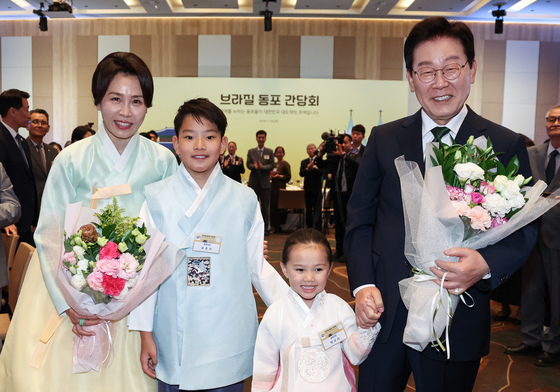 화동들과 기념촬영 하는 이재명 대통령·김혜경 여사
