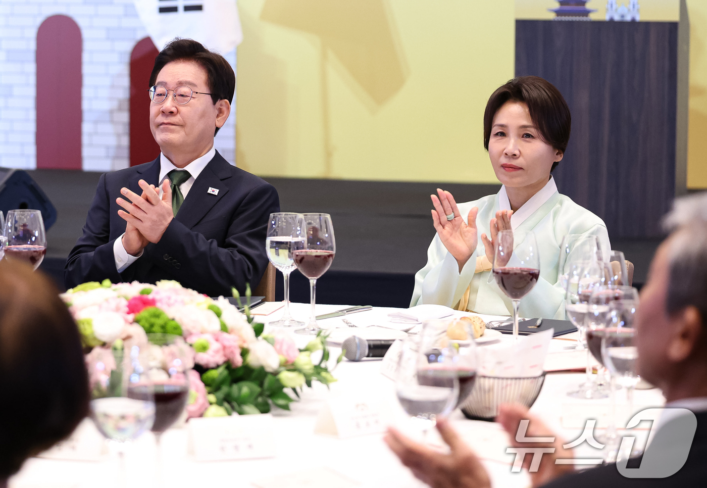 (상파울루(브라질)=뉴스1) 허경 기자 = 이재명 대통령과 김혜경 여사가 28일(현지시간) 브라질 상파울루 한 호텔에서 열린 동포 오찬간담회에서 박수를 치고 있다. 2026.7.2 …