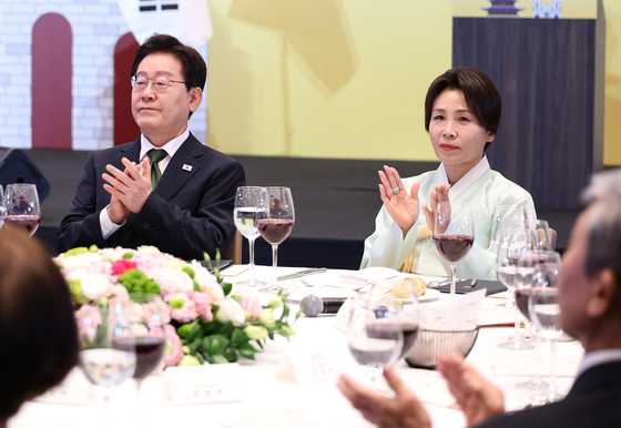 박수 치는 이재명 대통령·김혜경 여사
