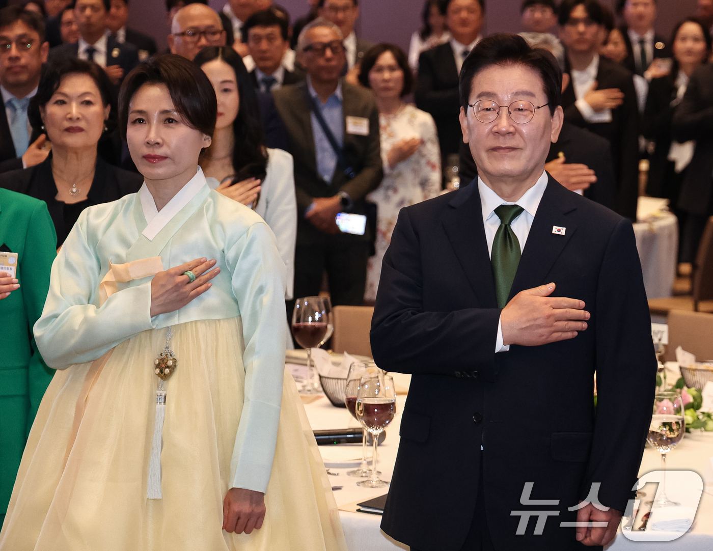 (상파울루(브라질)=뉴스1) 허경 기자 = 이재명 대통령과 김혜경 여사가 28일(현지시간) 브라질 상파울루 한 호텔에서 열린 동포 오찬간담회에서 국민의례를 하고 있다. 2026.7 …