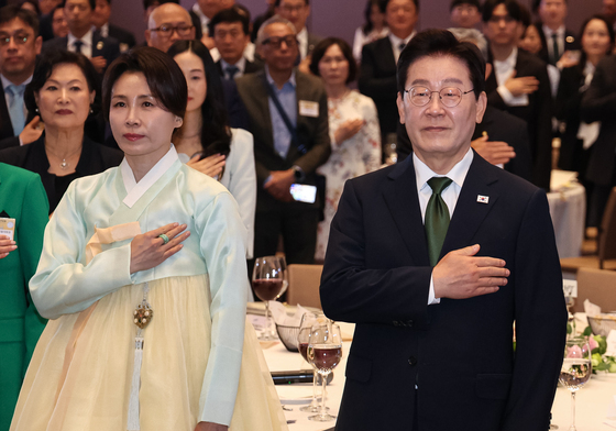 국민의례 하는 이재명 대통령·김혜경 여사