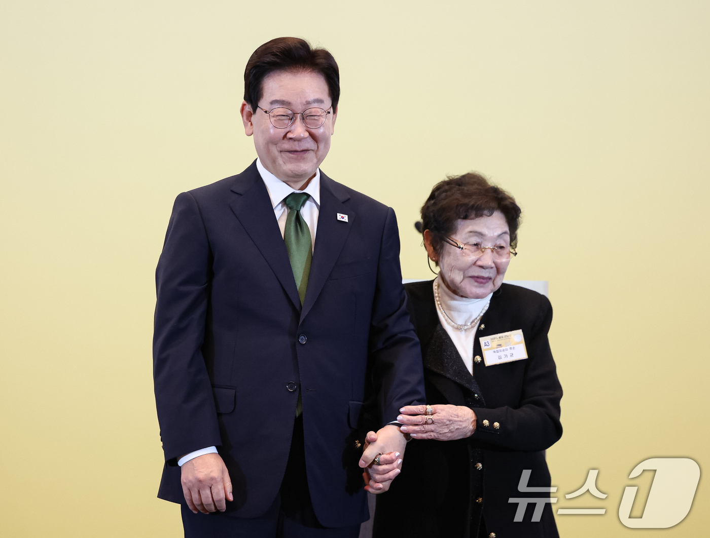 (상파울루(브라질)=뉴스1) 허경 기자 = 이재명 대통령이 28일(현지시간) 브라질 상파울루 한 호텔에서 열린 동포 오찬간담회에서 독립유공자 후손인 김기균 씨에게 감사패를 수여한 …