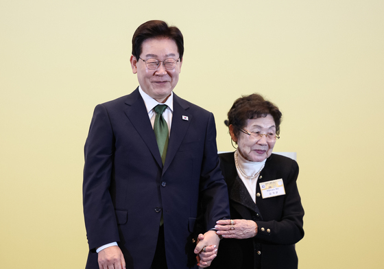 이재명 대통령, 독립유공자 후손 김기균 씨에게 감사패 수여