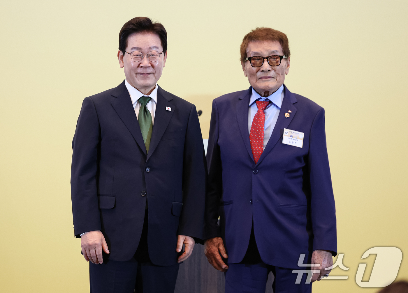 (상파울루(브라질)=뉴스1) 허경 기자 = 이재명 대통령이 28일(현지시간) 브라질 상파울루 한 호텔에서 열린 동포 오찬간담회에서 1세대 농업이민단인 조중현 씨에게 감사패를 수여한 …
