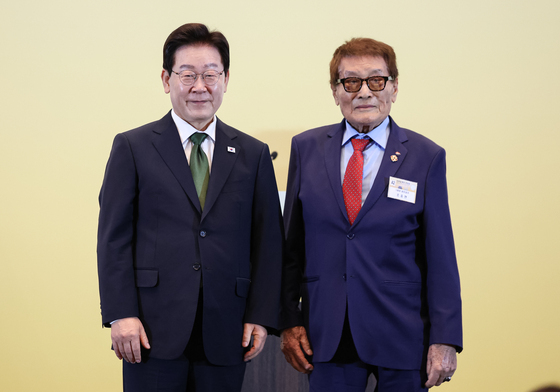 이재명 대통령, 1세대 농업이민단 조중현 씨에게 감사패 수여