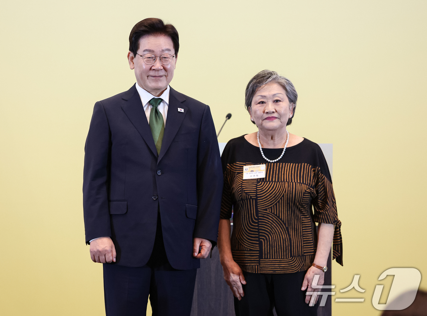 (상파울루(브라질)=뉴스1) 허경 기자 = 이재명 대통령이 28일(현지시간) 브라질 상파울루 한 호텔에서 열린 동포 오찬간담회에서 1세대 농업이민단인 서연희 씨에게 감사패를 수여한 …
