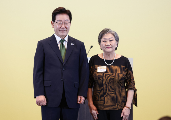 이재명 대통령, 1세대 농업이민단 서연희 씨에게 감사패 수여