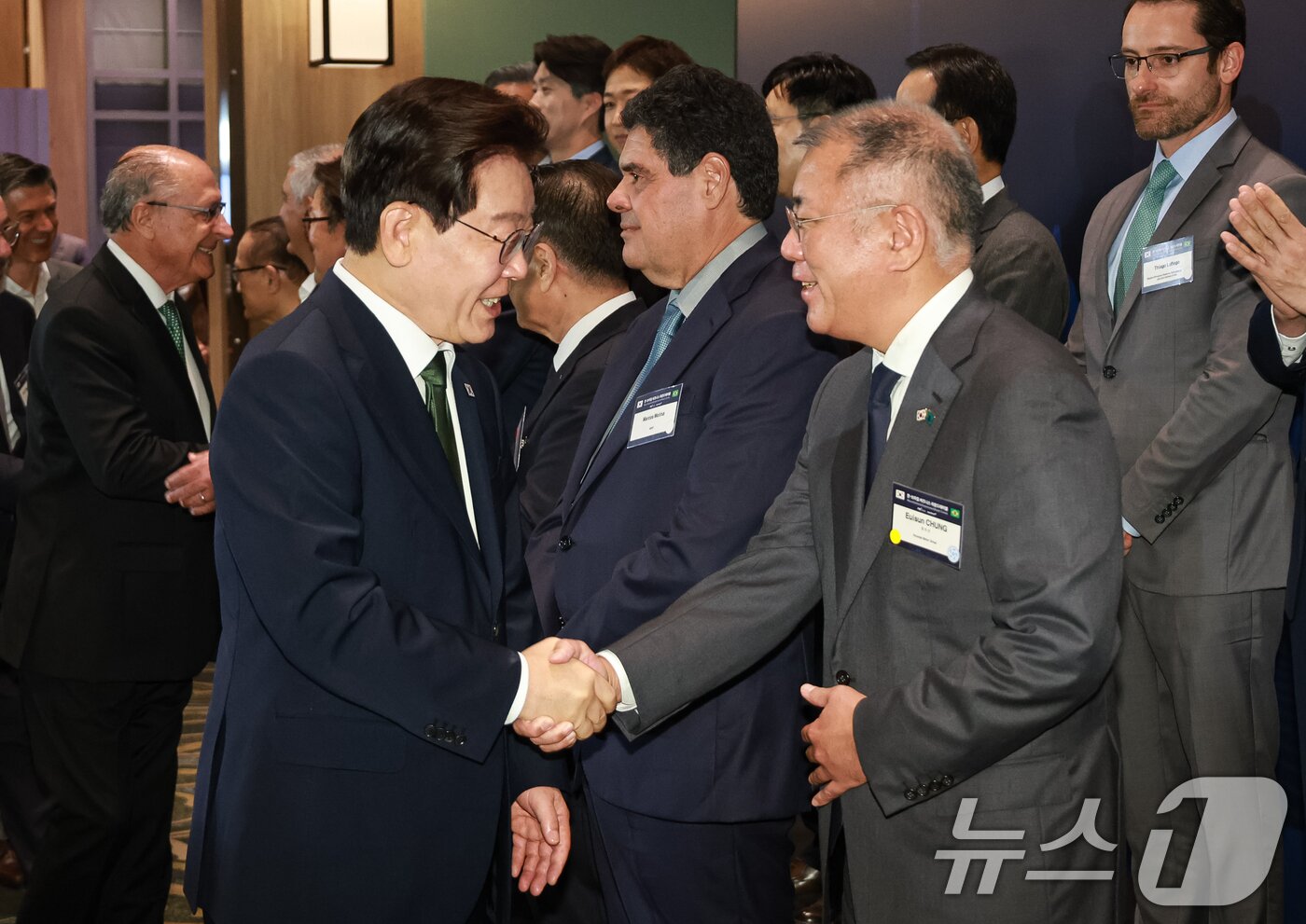 본문 이미지 - 이재명 대통령과 정의선 현대차그룹 회장이 28일(현지시간) 브라질 상파울루 한 호텔에서 열린 비즈니스 라운드테이블에서 인사를 나누고 있다. 2026.7.29 ⓒ 뉴스1 허경 기자