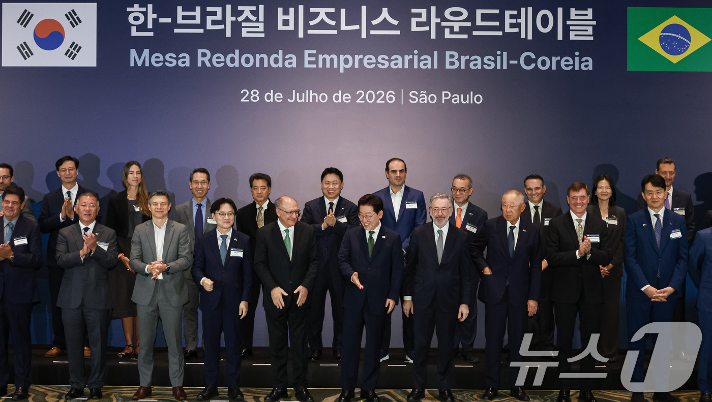 (상파울루(브라질)=뉴스1) 허경 기자 = 이재명 대통령이 28일(현지시간) 브라질 상파울루 한 호텔에서 열린 비즈니스 라운드테이블에서 참석 기업인들과 기념촬영을 마친 후 이동하고 …