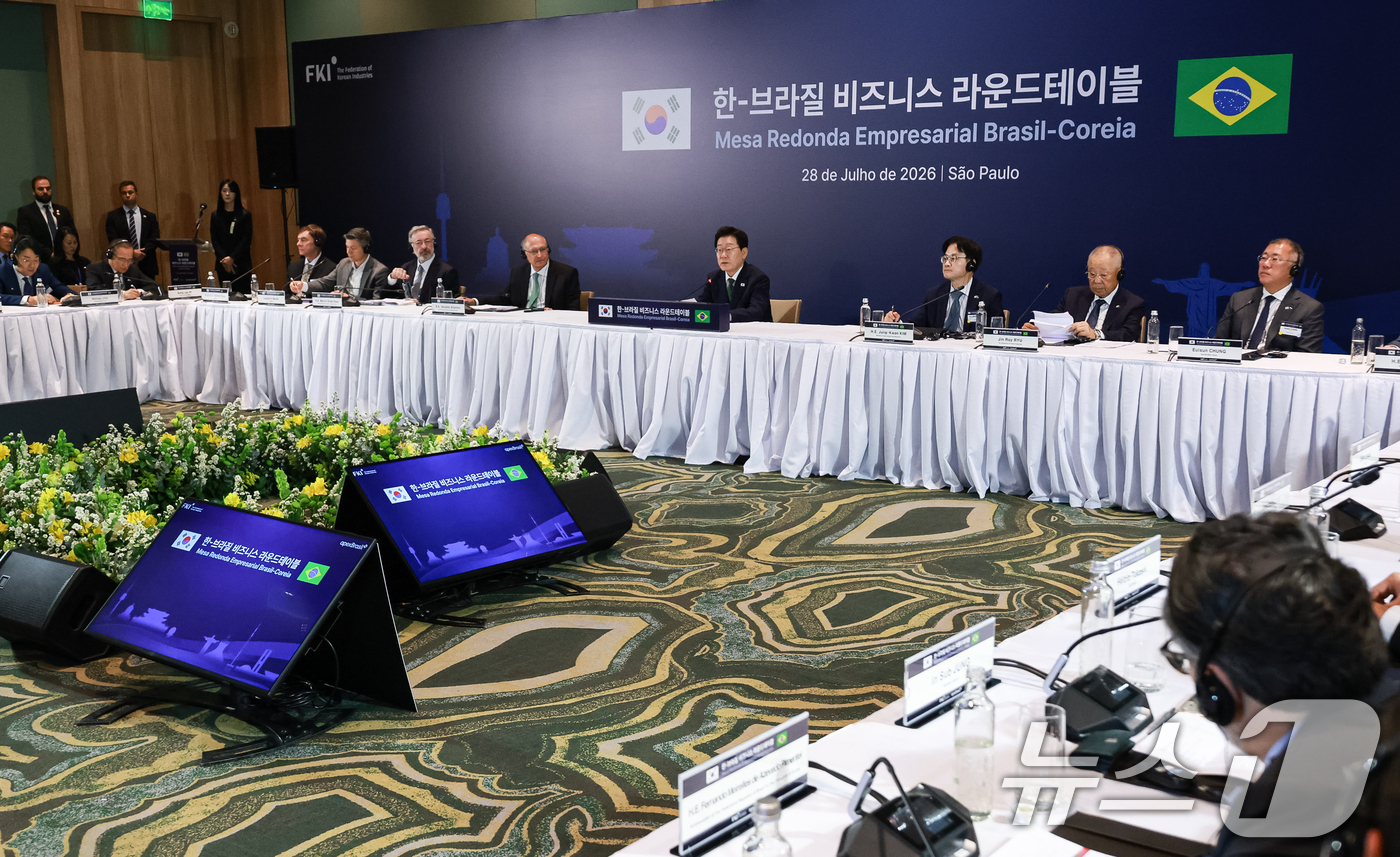 (상파울루(브라질)=뉴스1) 허경 기자 = 이재명 대통령이 28일(현지시간) 브라질 상파울루 한 호텔에서 열린 비즈니스 라운드테이블에서 발언을 하고 있다. 2026.7.29/뉴스1 …