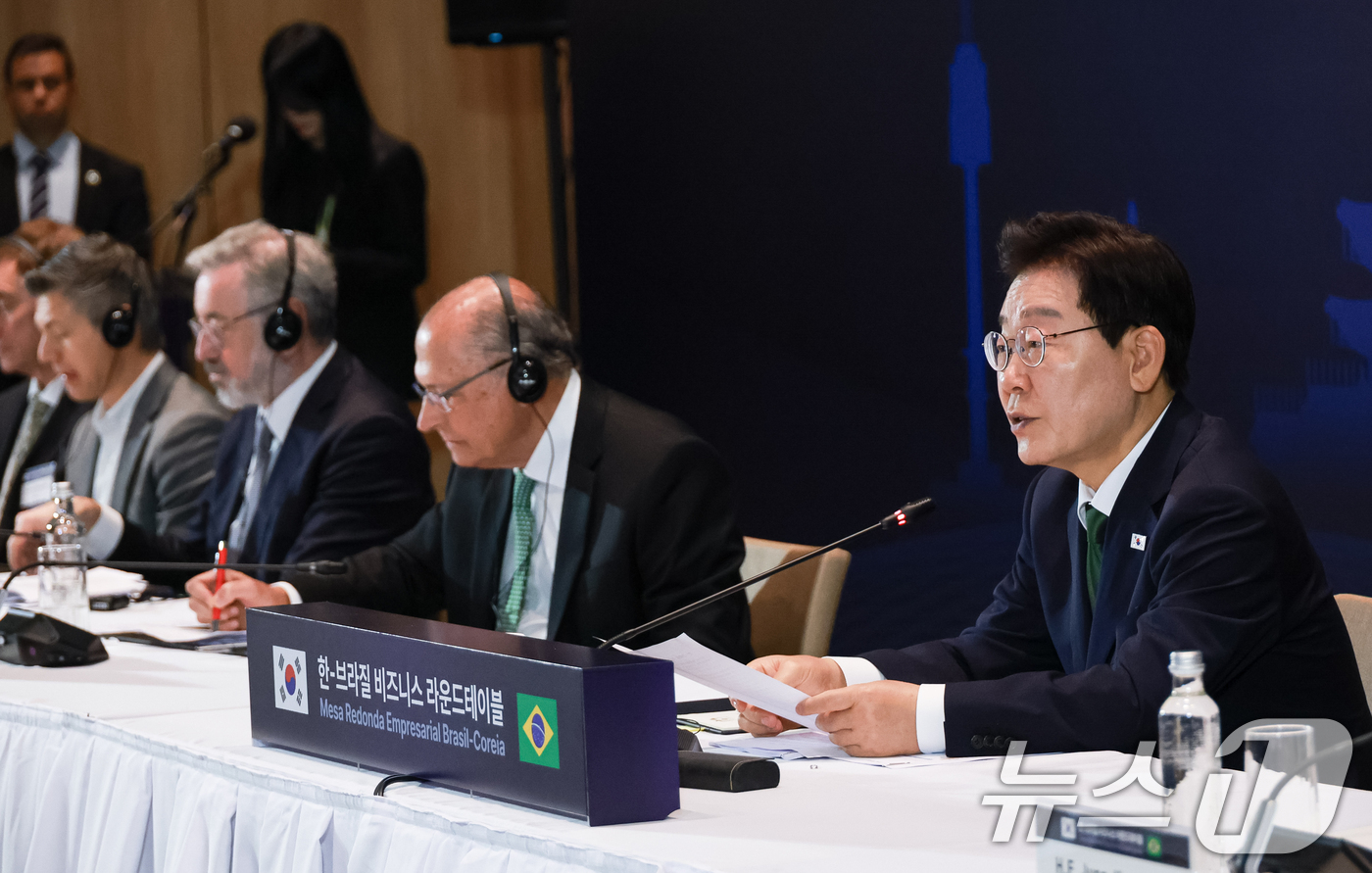 (상파울루(브라질)=뉴스1) 허경 기자 = 이재명 대통령이 28일(현지시간) 브라질 상파울루 한 호텔에서 열린 비즈니스 라운드테이블에서 발언을 하고 있다. 2026.7.29/뉴스1 …