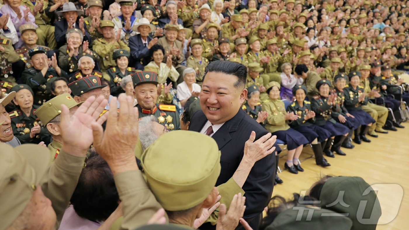 (평양 노동신문=뉴스1) = 북한 노동당 기관지 노동신문은 29일 김정은 노동당 총비서가 전날 조국해방전쟁승리 73주년 경축행사에 참가한 전쟁노병과 전시공로자들을 만나 기념사진을 …
