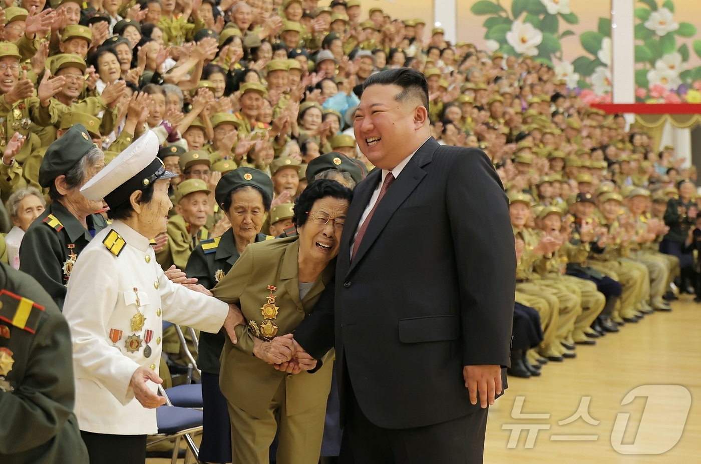 (평양 노동신문=뉴스1) = 북한 노동당 기관지 노동신문은 29일 김정은 노동당 총비서가 전날 조국해방전쟁승리 73주년 경축행사에 참가한 전쟁노병과 전시공로자들을 만나 기념사진을 …