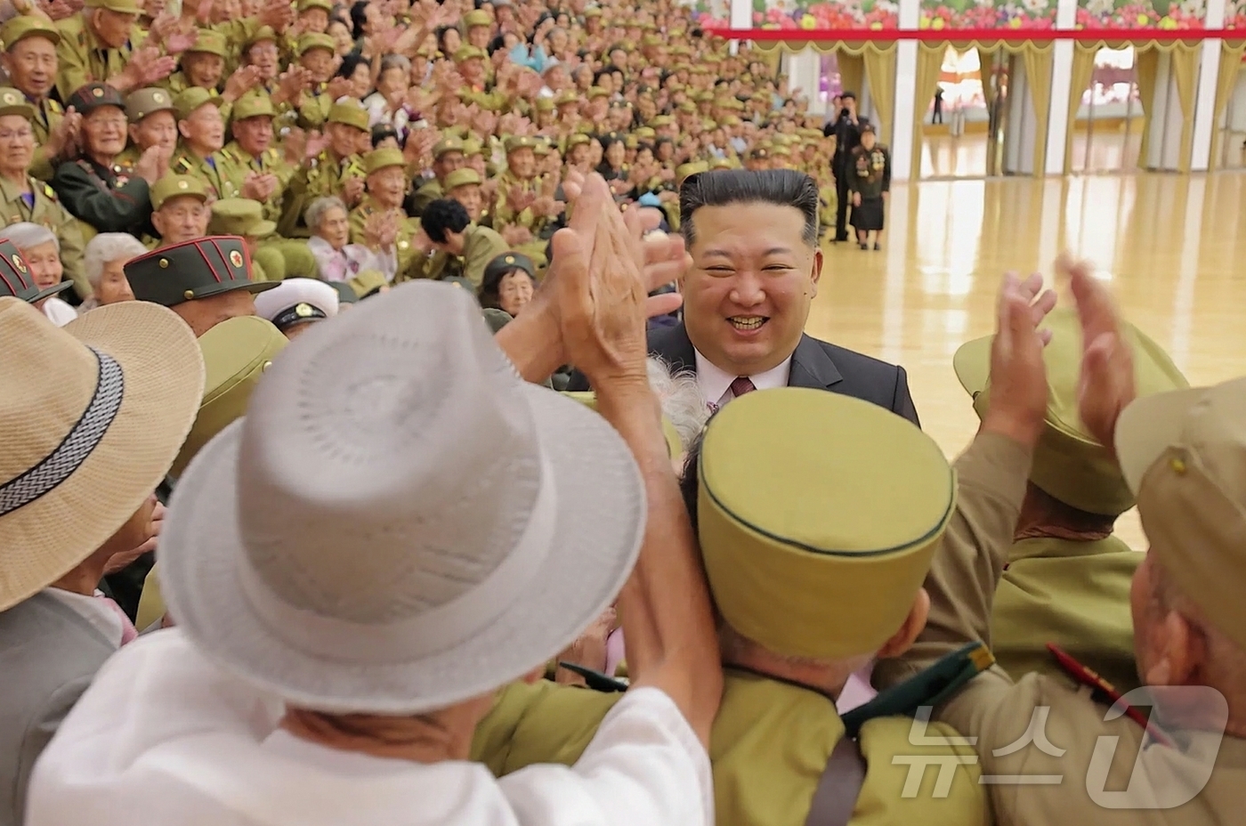 (평양 노동신문=뉴스1) = 북한 노동당 기관지 노동신문은 29일 김정은 노동당 총비서가 전날 조국해방전쟁승리 73주년 경축행사에 참가한 전쟁노병과 전시공로자들을 만나 기념사진을 …