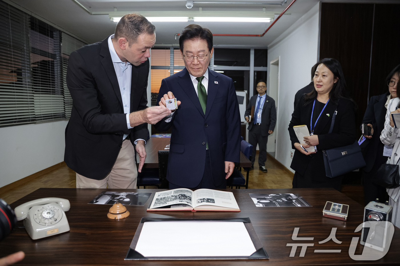 (상파울루(브라질)=뉴스1) 허경 기자 = 이재명 대통령이 28일(현지시간) 브라질 상파울루 금속노동조합을 찾아 루이스 이나시우 룰라 다 시우바 대통령의 노조위원장 시절 사무실 전 …