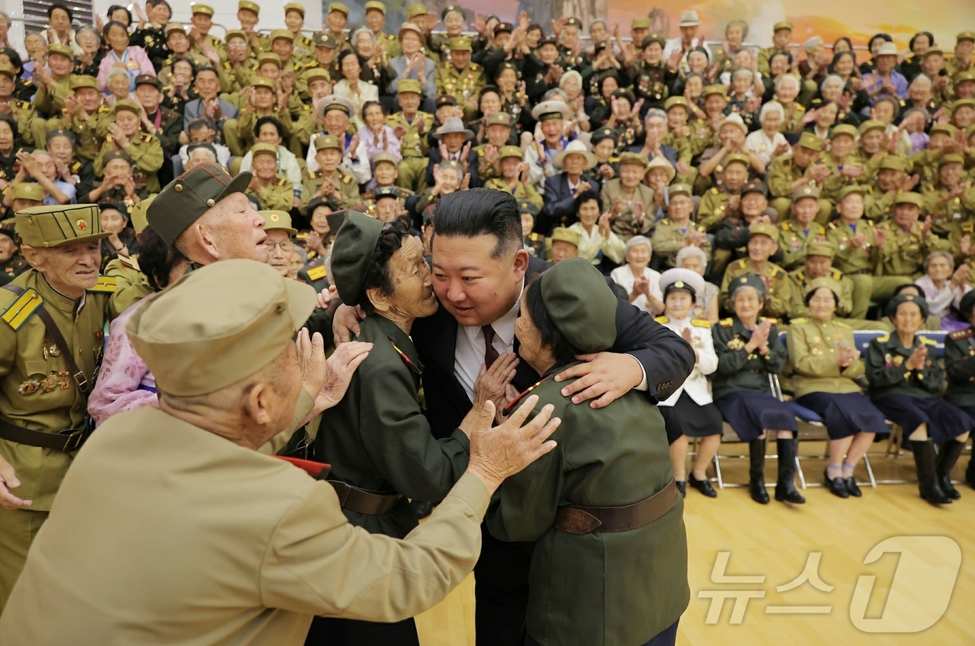 (평양 노동신문=뉴스1) = 북한 노동당 기관지 노동신문은 29일 김정은 노동당 총비서가 전날 조국해방전쟁승리 73주년 경축행사에 참가한 전쟁노병과 전시공로자들을 만나 기념사진을 …