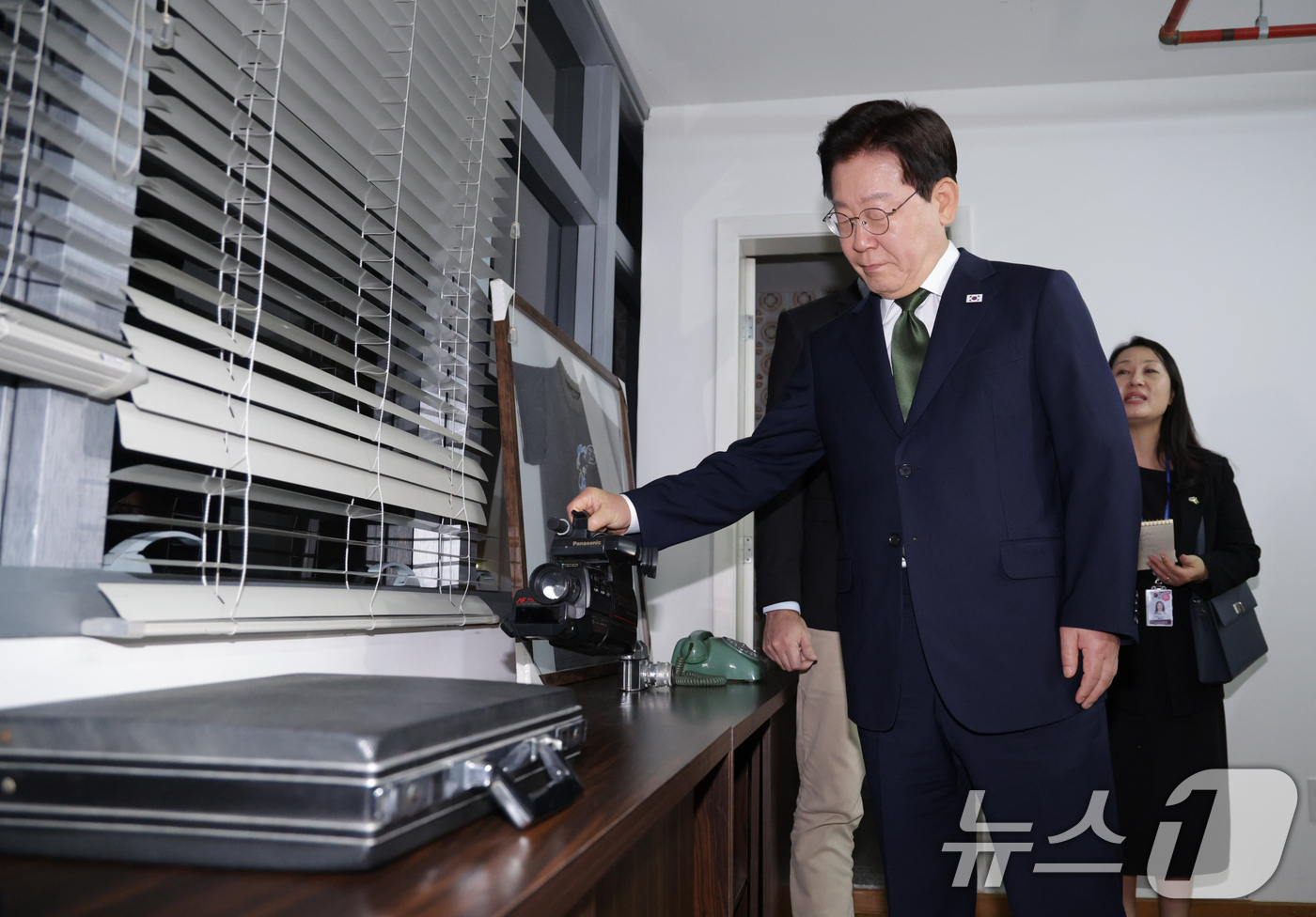 (상파울루(브라질)=뉴스1) 허경 기자 = 이재명 대통령이 28일(현지시간) 브라질 상파울루 금속노동조합을 찾아 루이스 이나시우 룰라 다 시우바 대통령의 노조위원장 시절 사무실 전 …